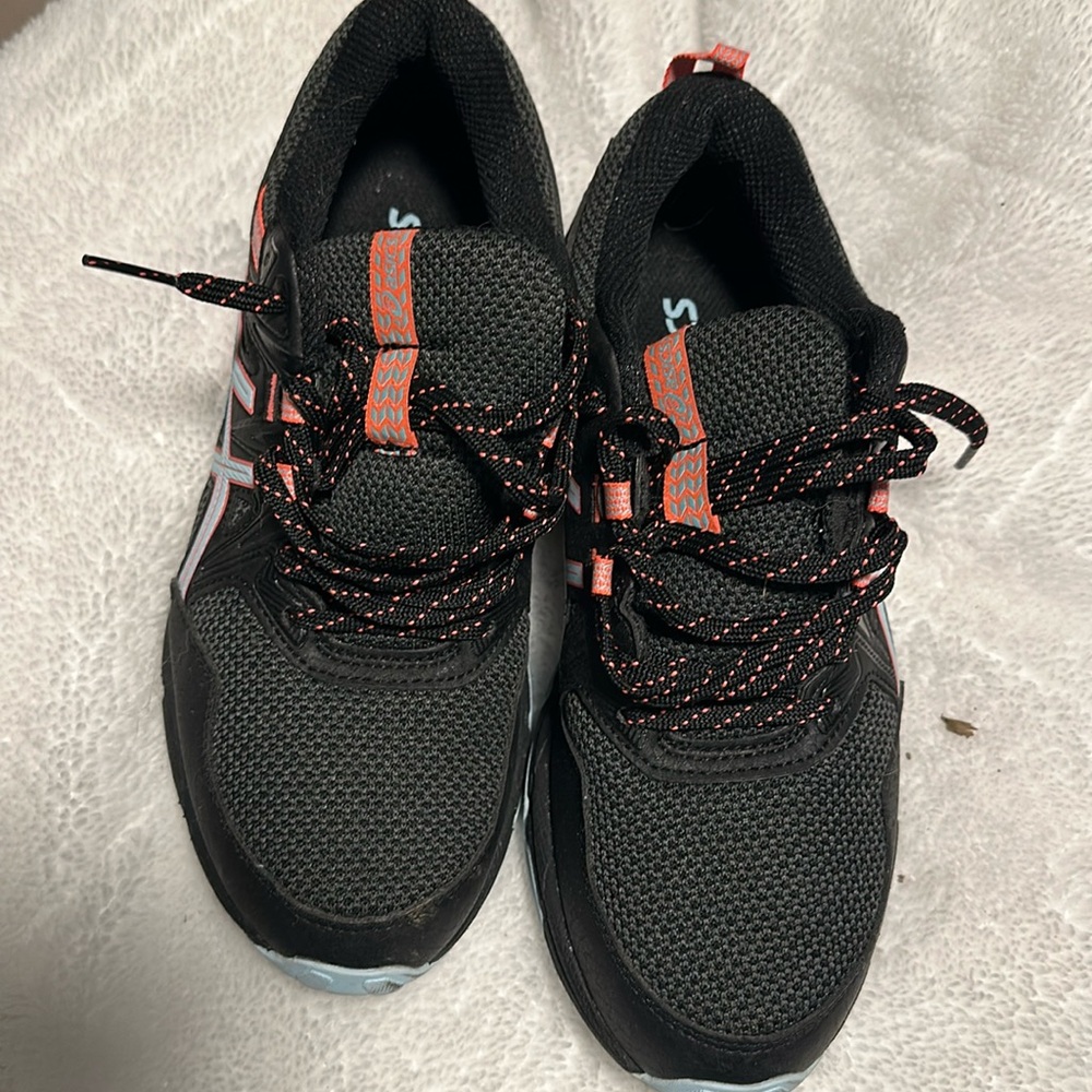 ASICS sz 6 like new